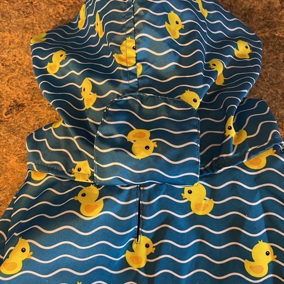 🐤🐾☔️🌦️NWOT Rubber Ducky Hooded Dog Adjustable Velcro Closure Raincoat 🐾💛💙 - Picture 10 of 12